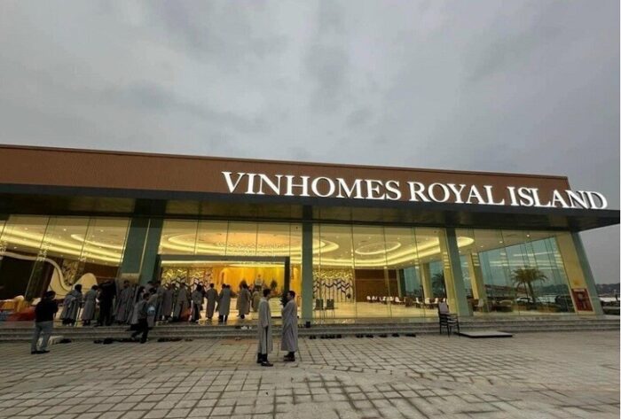 Biển hiệu Vinhomes Royal Island tại lối vào khu dự án trên đảo Vũ Yên
