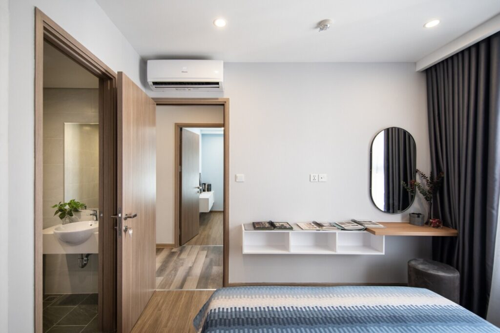 Phòng ngủ có nhà vệ sinh khép kín trong căn hộ 3PN 2WC Vinhomes Smart City