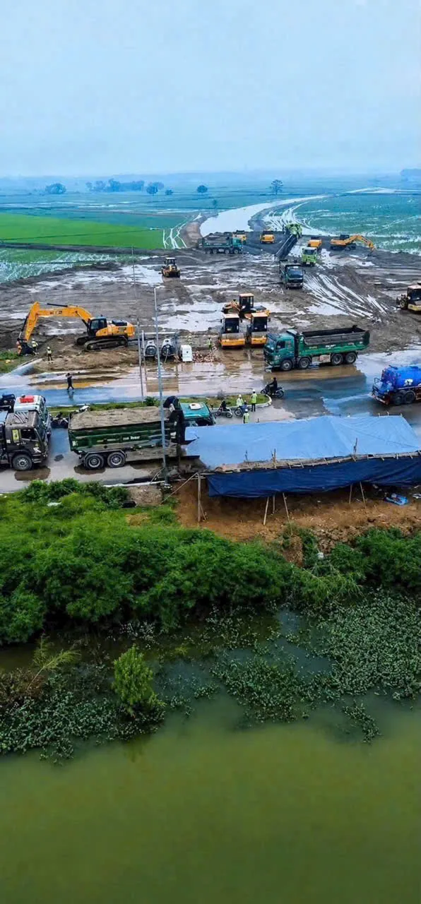 Ảnh thực tế tháng 9/2026: khu đất đang san lấp, chưa có tòa chung cư nào được xây Máy xúc, xe tải san lấp mặt bằng cạnh mặt nước trên khu đất Vinhomes King Park Bắc Ninh