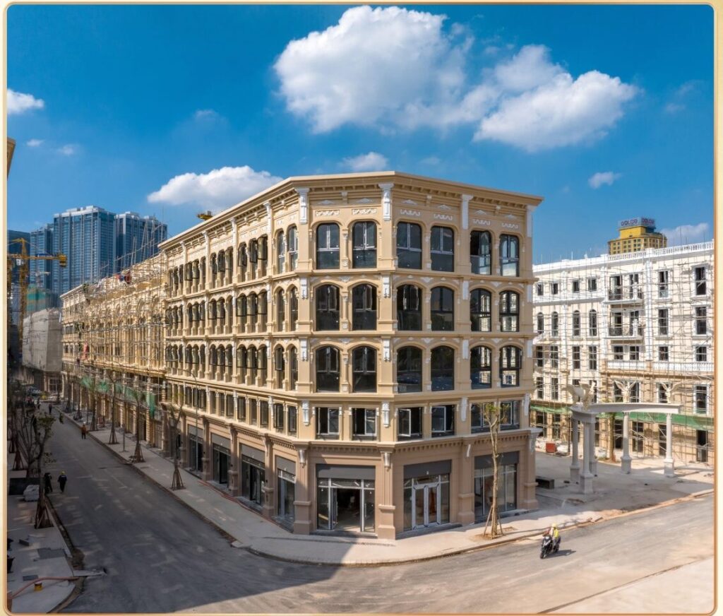 Ảnh thực tế một căn nhà phố thương mại 5 tầng của Vinhomes The Gallery đã hoàn thiện mặt ngoài, mặt tiền cổ điển màu kem