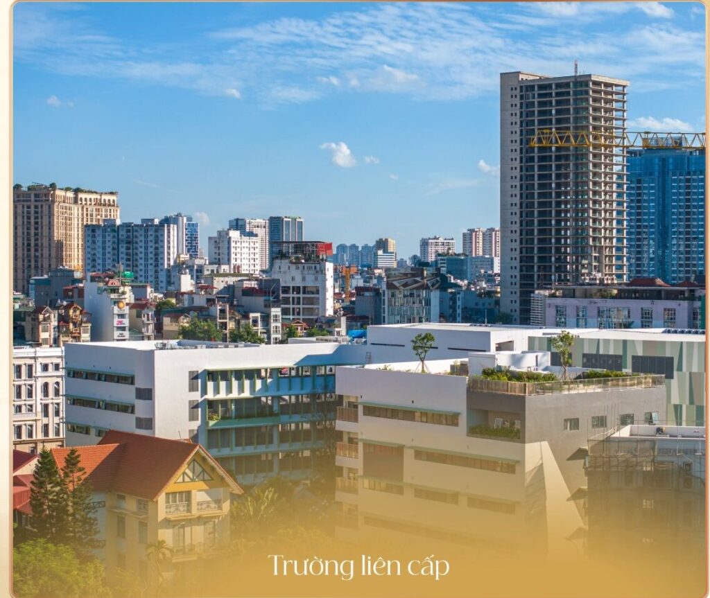 Ảnh thực tế công trường Vinhomes The Gallery Giảng Võ giữa năm 2026, ba khối nhà phố thấp tầng đã lên khối và cần cẩu vẫn còn trên công trường