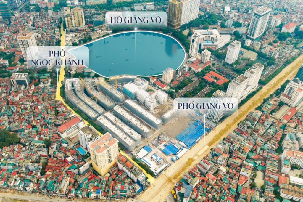 Ảnh thực tế từ trên cao vị trí Vinhomes The Gallery bên Hồ Giảng Võ, giáp phố Ngọc Khánh và phố Giảng Võ